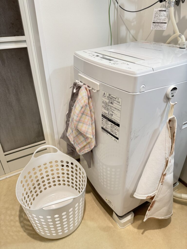 洗濯機と洗濯かごです。洗濯かごは買い替え前のものです。