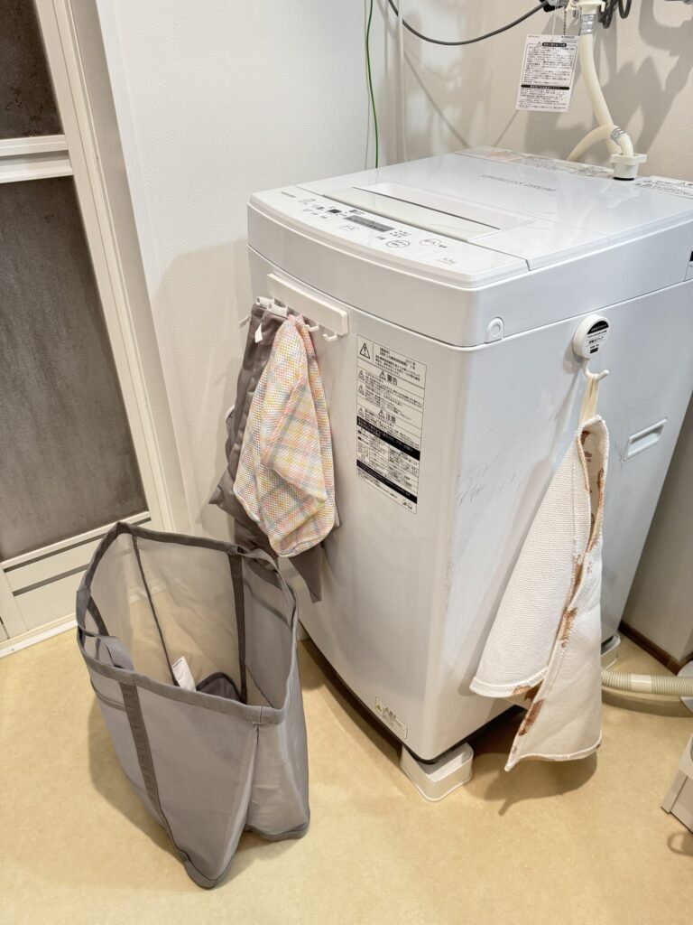 洗濯機と洗濯かごです。洗濯かごは買い替え後のものです。
