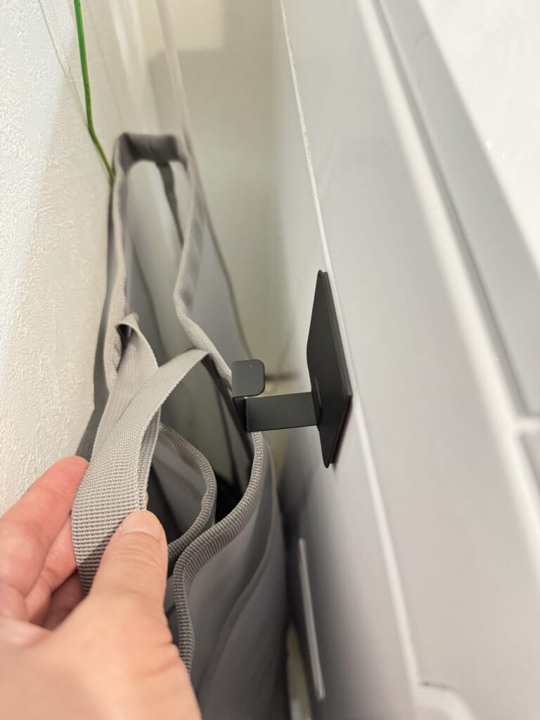 洗濯かごとフックです。