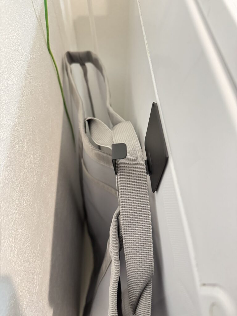 洗濯かごをフックにかけたところです。