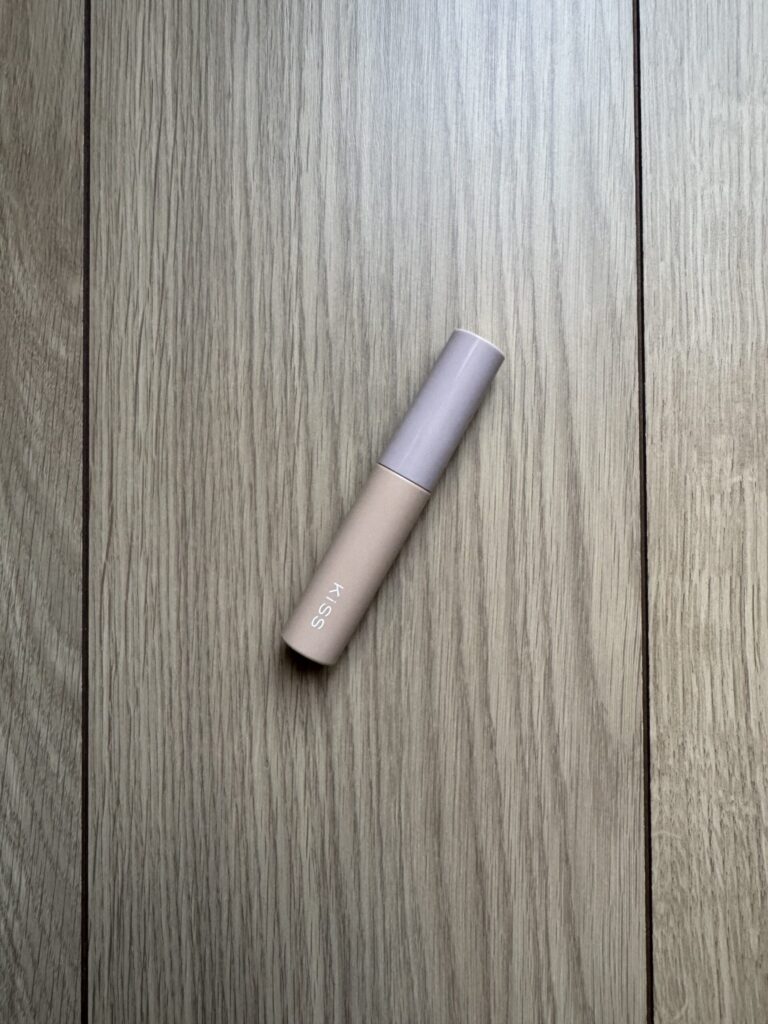 キス うす眉メーカー 01 ピンクベージュの外観写真。トータル診断をきっかけに眉マスカラを買い替えた記録。