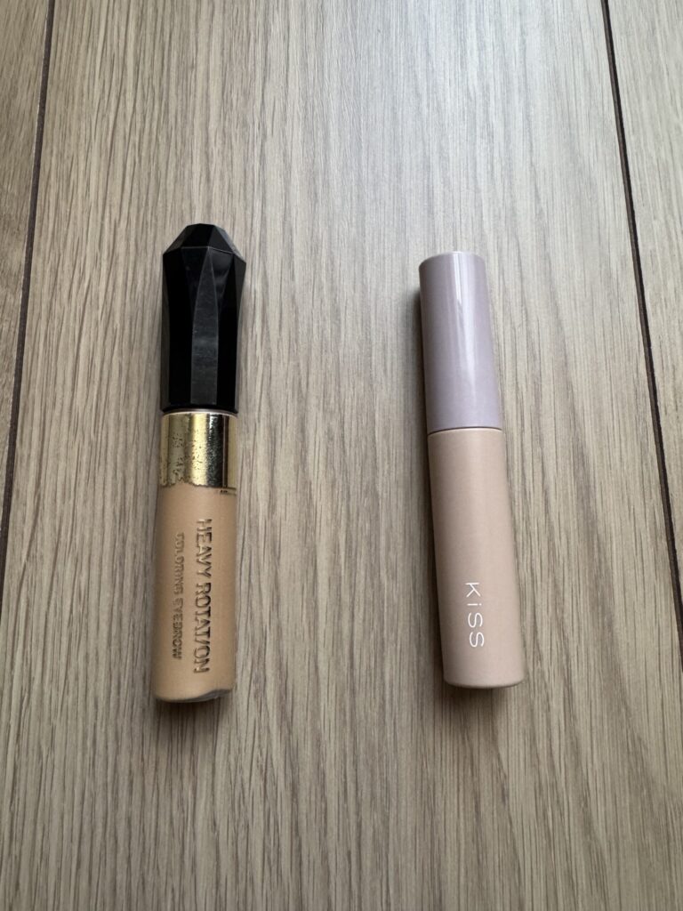 眉マスカラの旧アイテムと新アイテムの比較写真。ヘビーローテーション03からキスうす眉メーカー01へ買い替え。